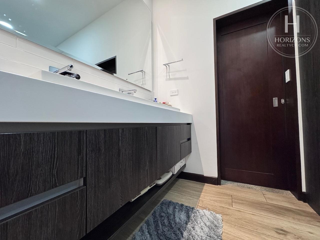 Casa en venta Condominio Tierras del Este Lomas de Ayarco Curridabat - baño con doble lavamanos