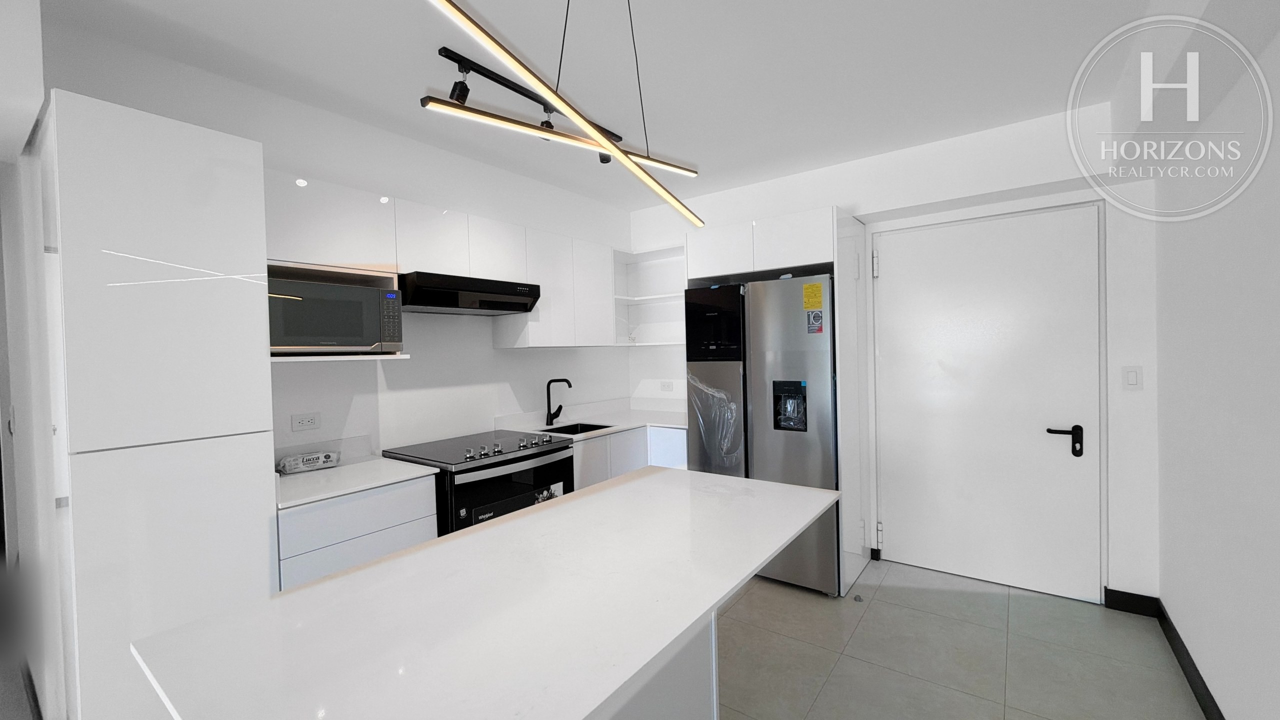 Apartamento en Condominio Khaya Ruta Uno Barreal de Heredia - cocina con isla 1