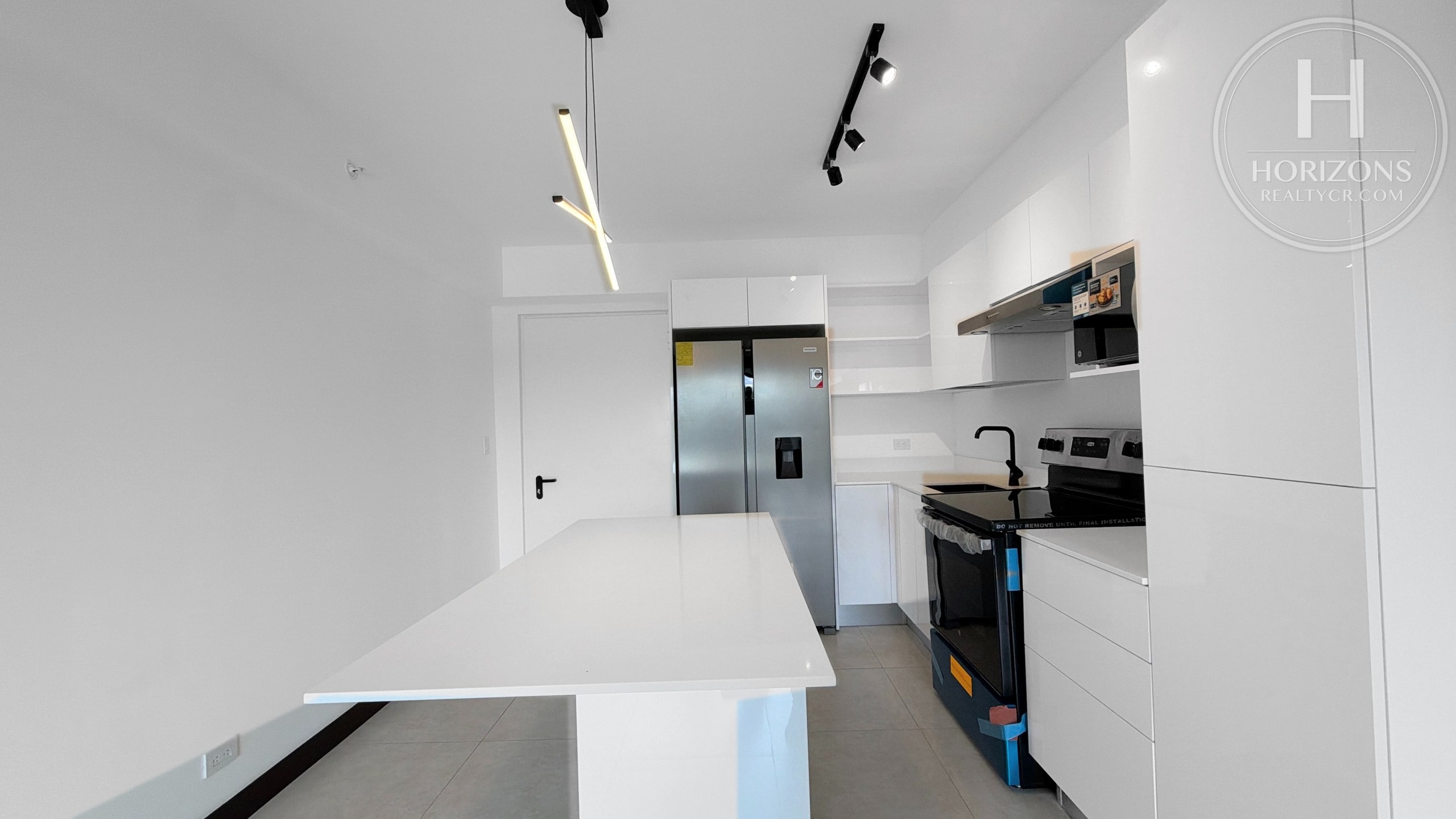 Apartamento en Condominio Khaya Ruta Uno Barreal de Heredia - cocina con isla