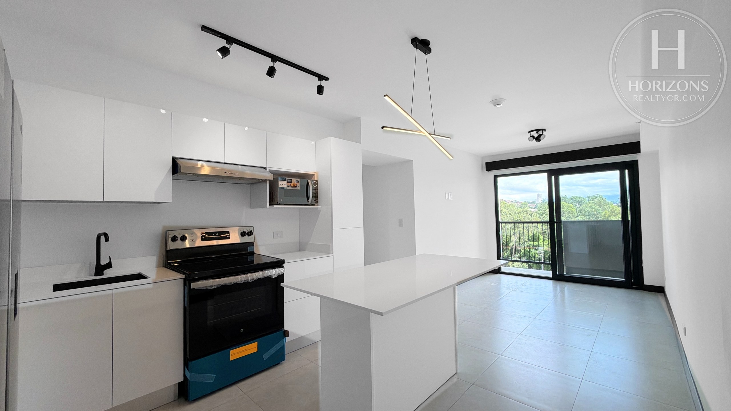 Apartamento en Condominio Khaya Ruta Uno Barreal de Heredia - cocina y sala