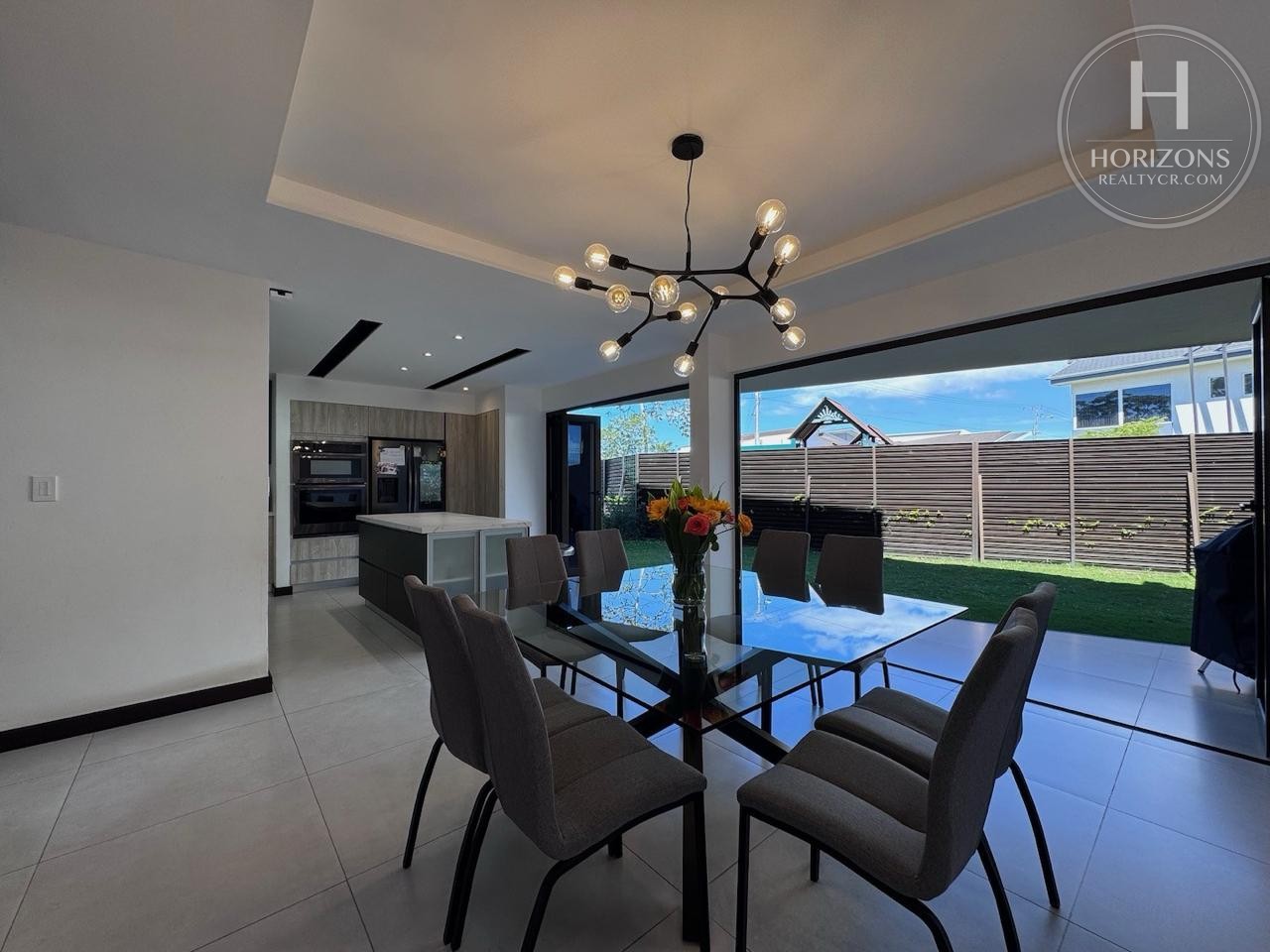 Casa en venta Condominio Tierras del Este Lomas de Ayarco Curridabat - comedor con salida al jardín