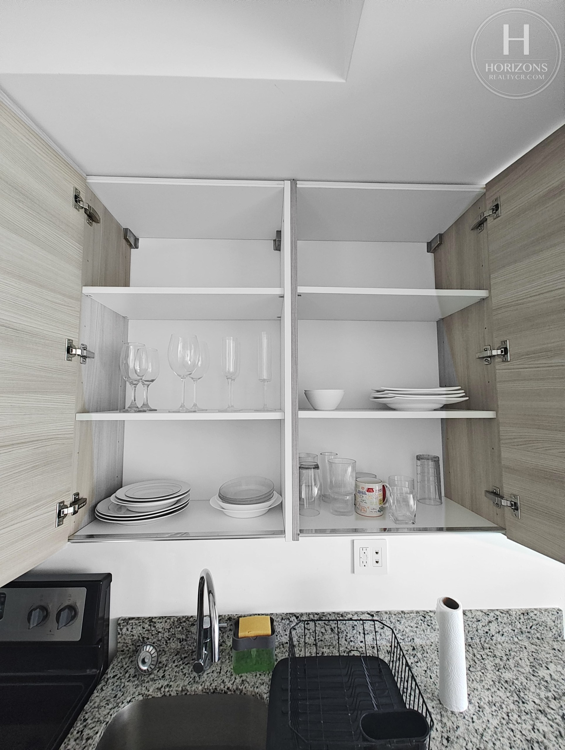 Apartamento Amueblado en Condominio Santa Verde Heredia - gabinetes con vajilla