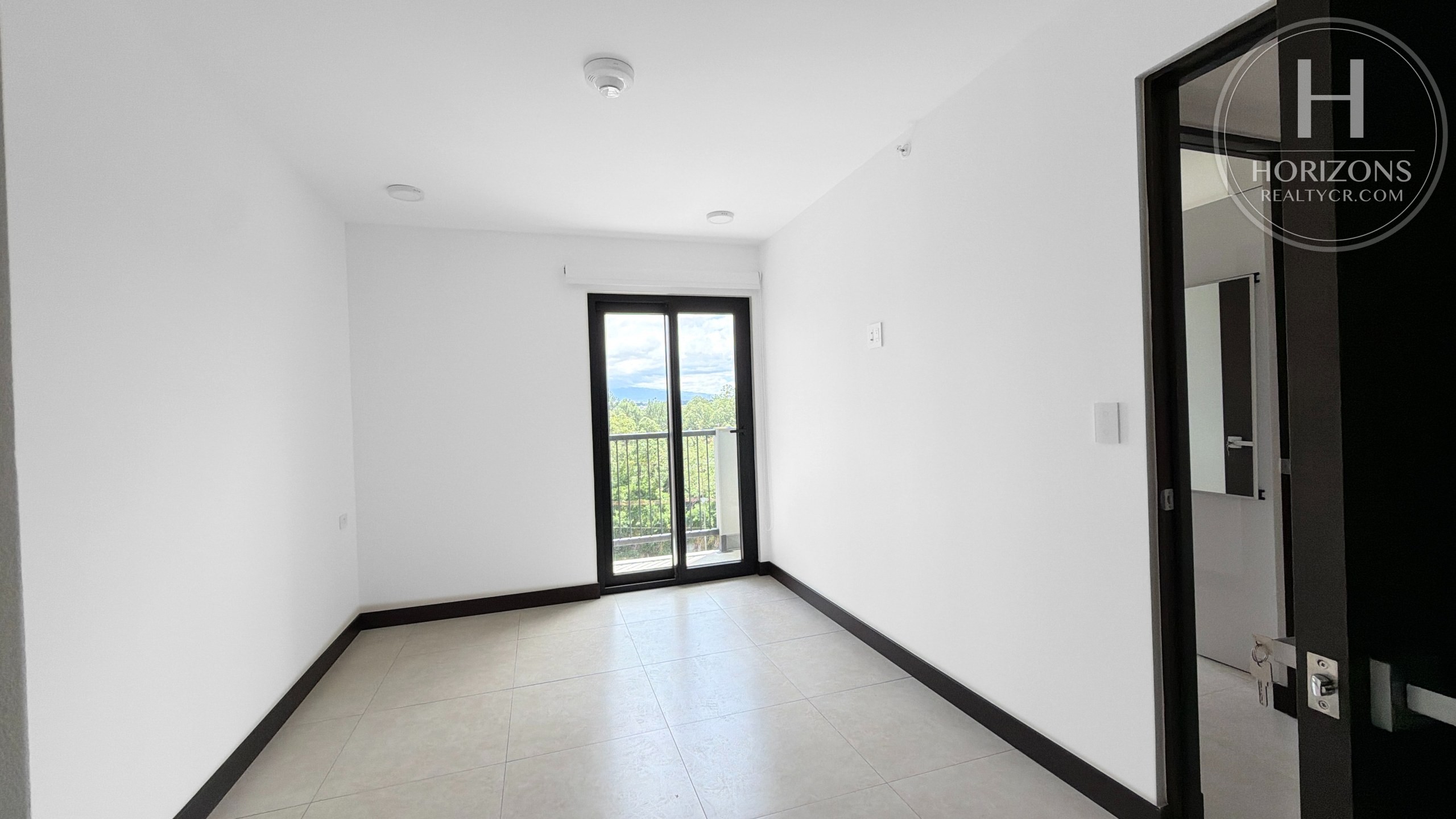 Apartamento en Condominio Khaya Ruta Uno Barreal de Heredia - habitación con salida al balcón