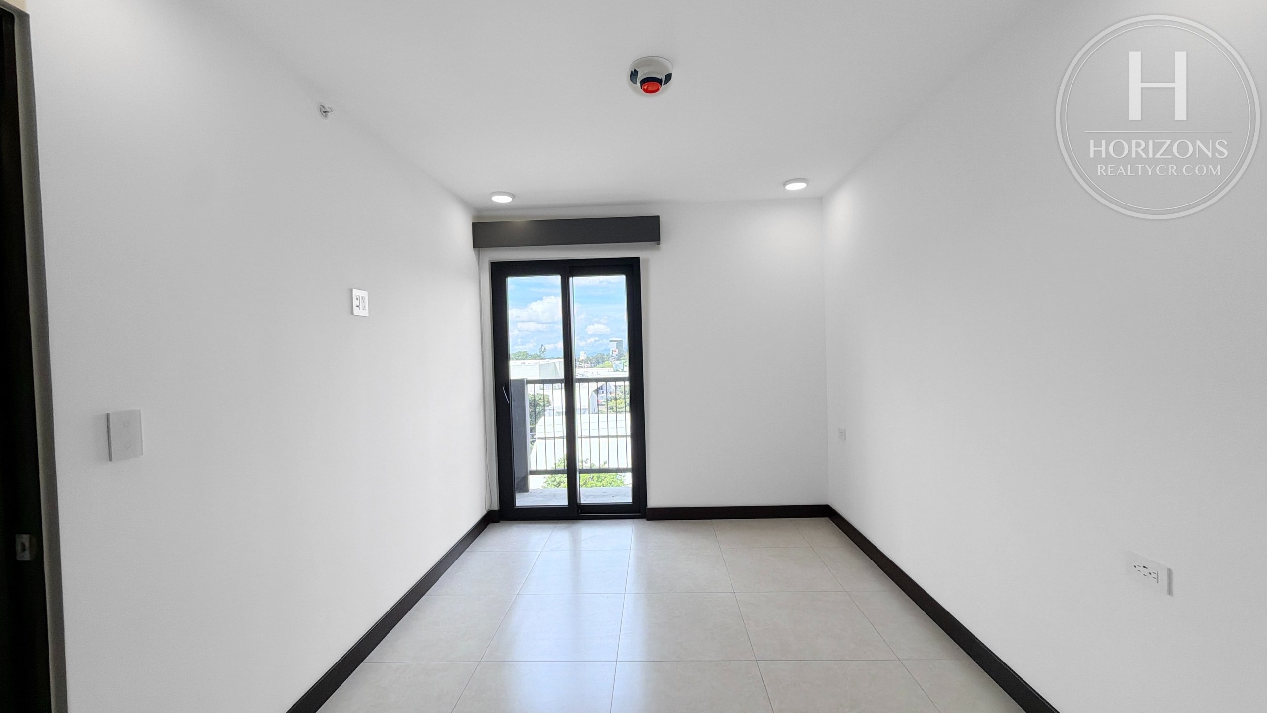 Apartamento en Condominio Khaya Ruta Uno Barreal de Heredia - habitación con salida al balcón