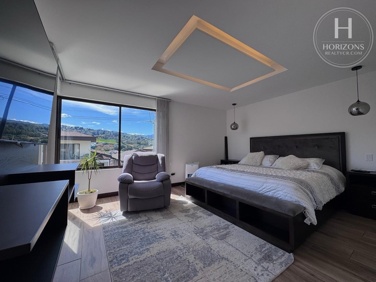 Casa en venta Condominio Tierras del Este Lomas de Ayarco Curridabat - habitación principal con vista a las montañas