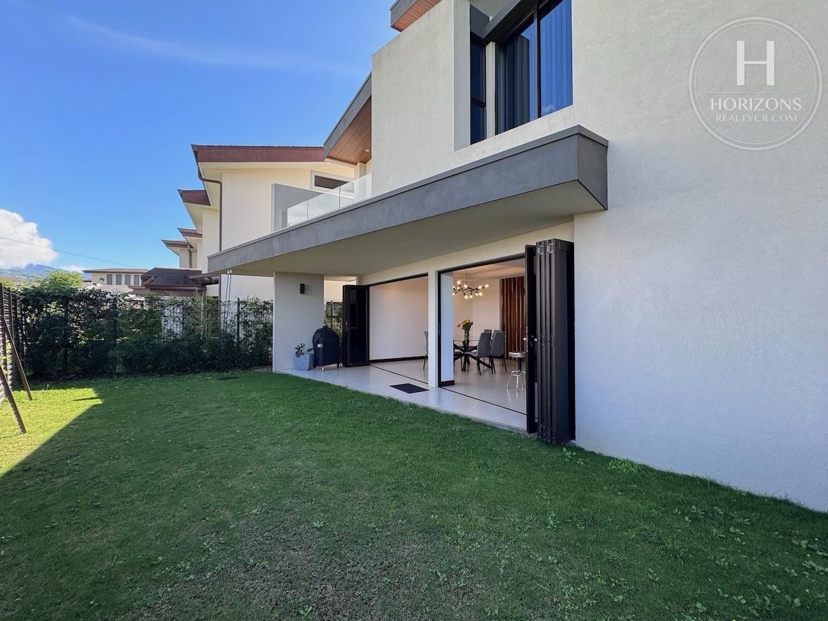 Se Vende Casa De 3 Habitaciones Condominio Tierras Del Este Lomas De Ayarco Curridabat Venta Amplio Jardín Nja1481Gr