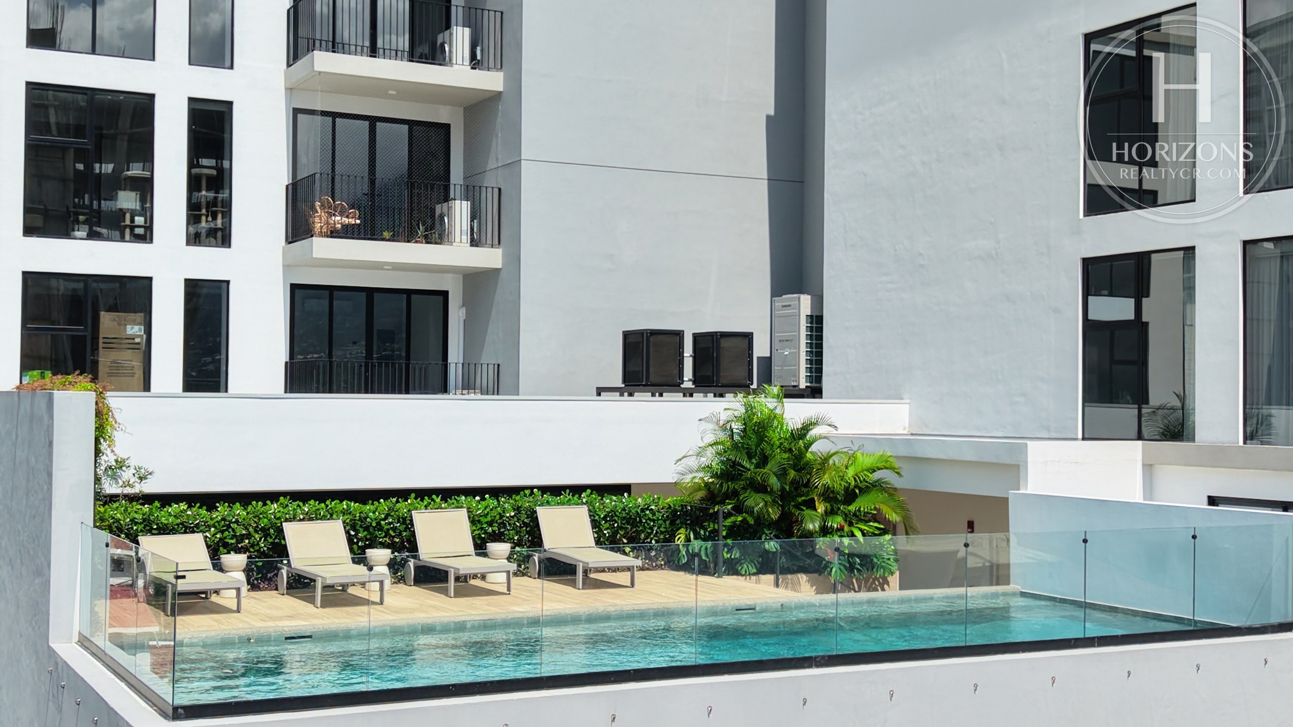 Condominio Parkwood Nunciatura - amenidades - piscina con camastros