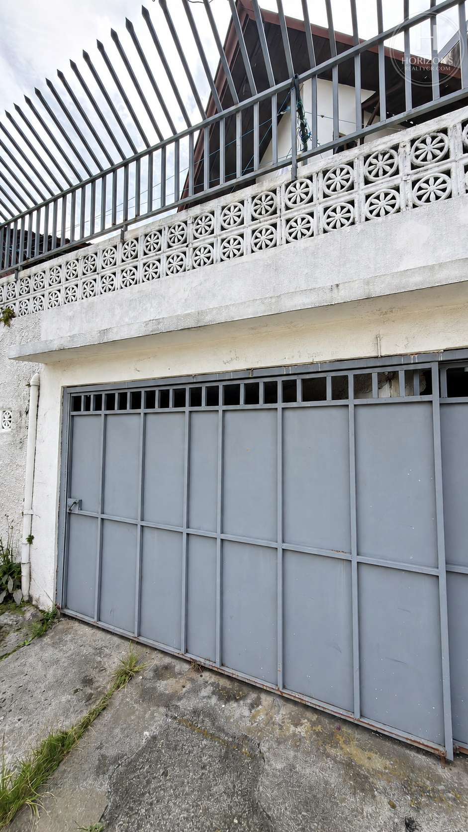 Apartamento en alquiler en Zapote - portón de la cochera