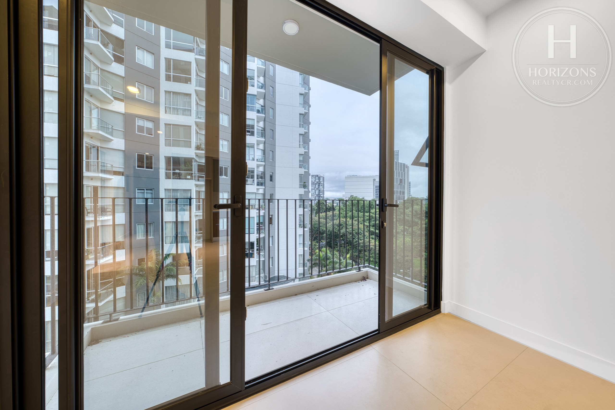 Apartamento en Condominio Parkwood Nunciatura - puertas corredizas hacia el balcón