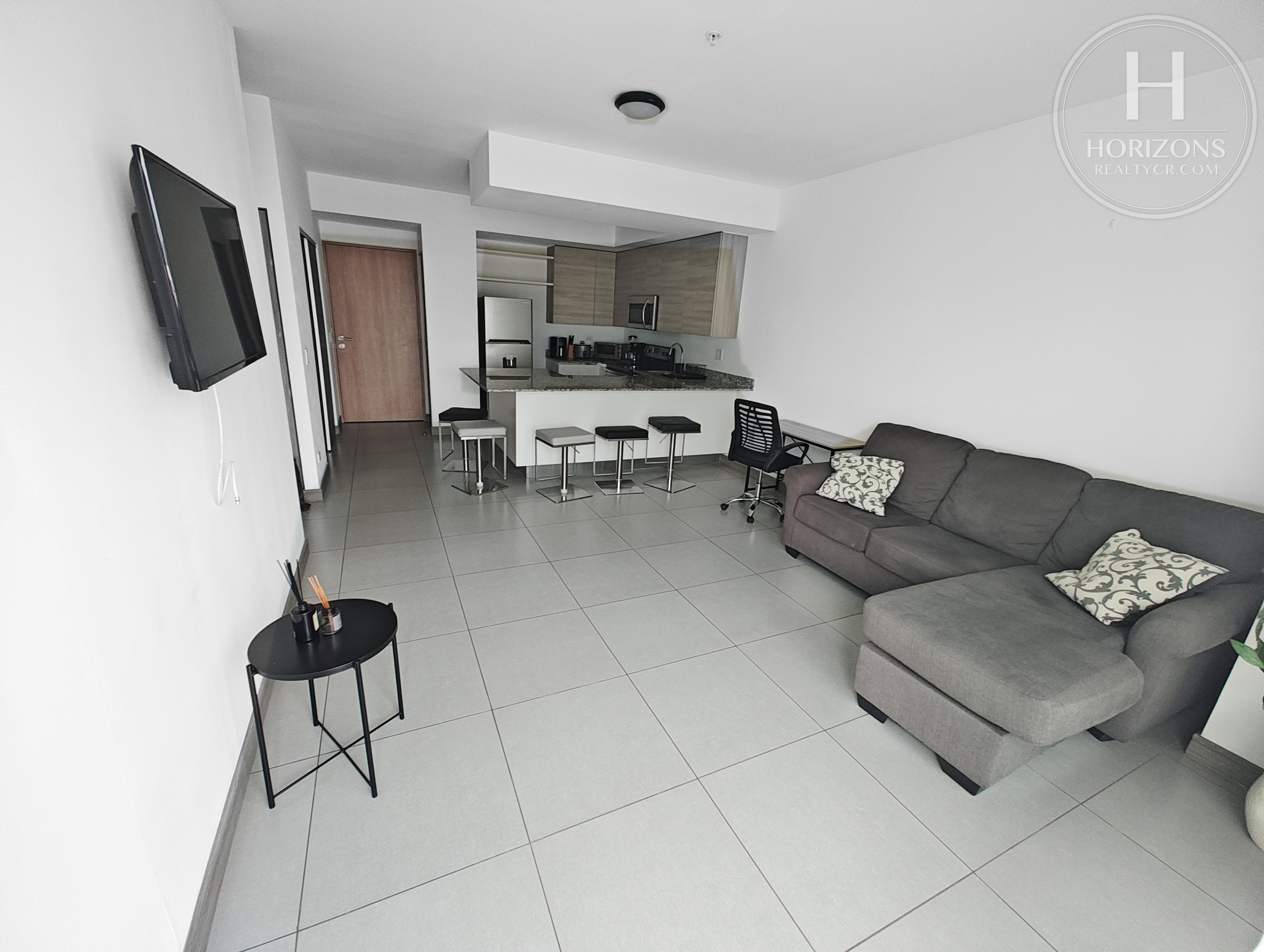 Apartamento Amueblado en Condominio Santa Verde Heredia - sala con desayunador y cocina