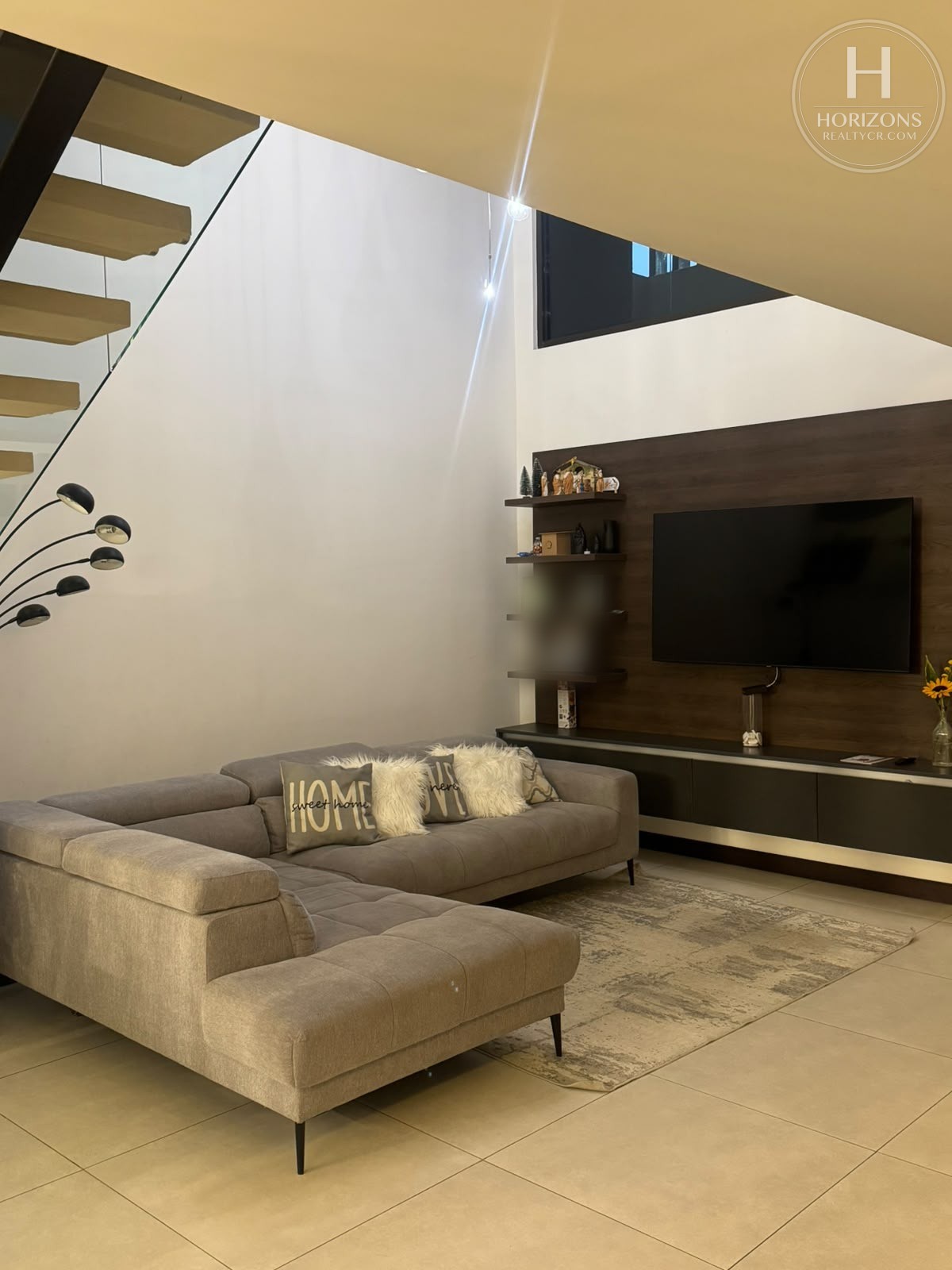 Casa en venta Condominio Tierras del Este Lomas de Ayarco Curridabat - sala con mueble de TV
