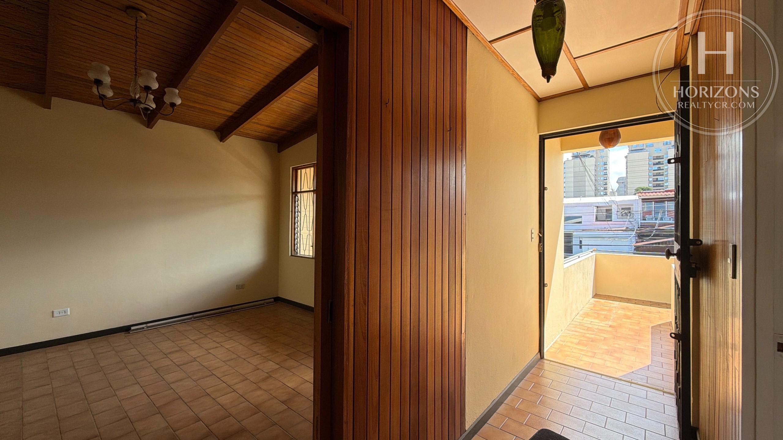 Apartamento en La Sabana - sala con salida al balcón
