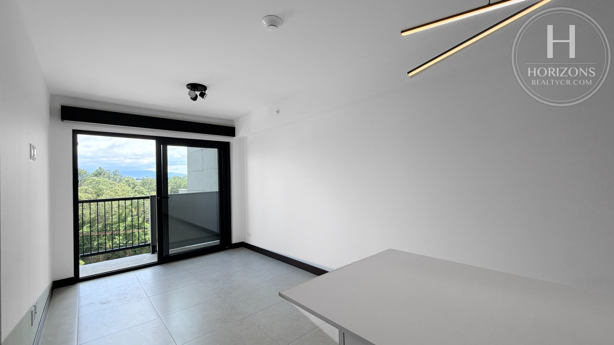 Apartamento en Condominio Khaya Ruta Uno Barreal de Heredia - sala con salida al balcón