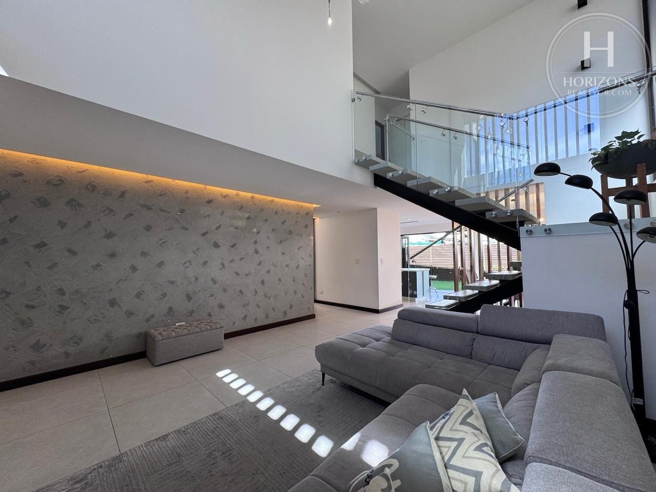 Casa en venta Condominio Tierras del Este Lomas de Ayarco Curridabat - sala de doble altura con escalera flotante