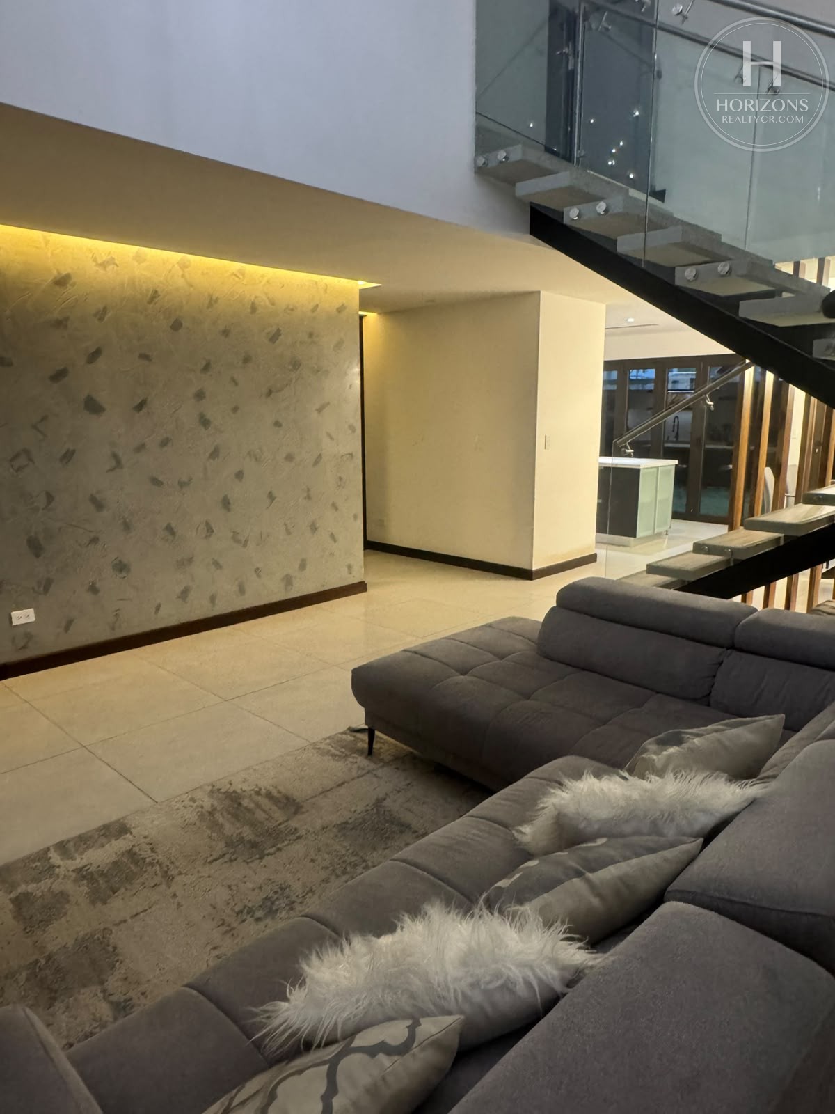 Casa en venta Condominio Tierras del Este Lomas de Ayarco Curridabat - sala de doble altura de noche