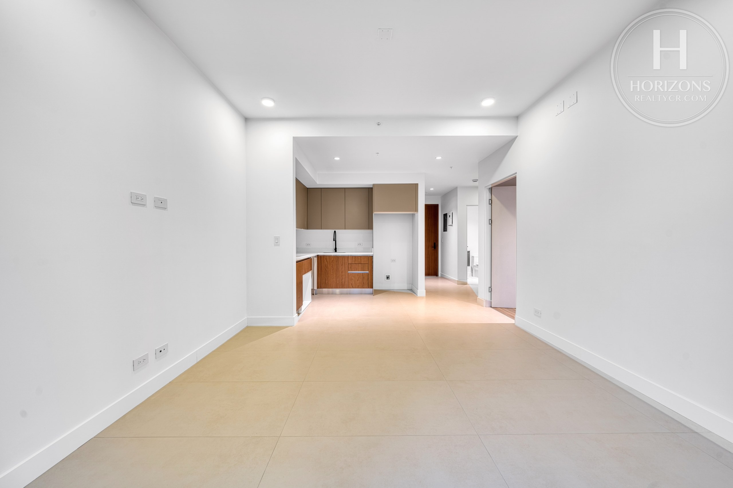 Apartamento en Condominio Parkwood Nunciatura - sala hacia la cocina y el pasillo