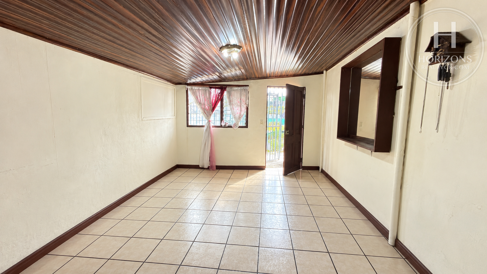 Apartamento en alquiler en Zapote - sala y comedor hacia la entrada