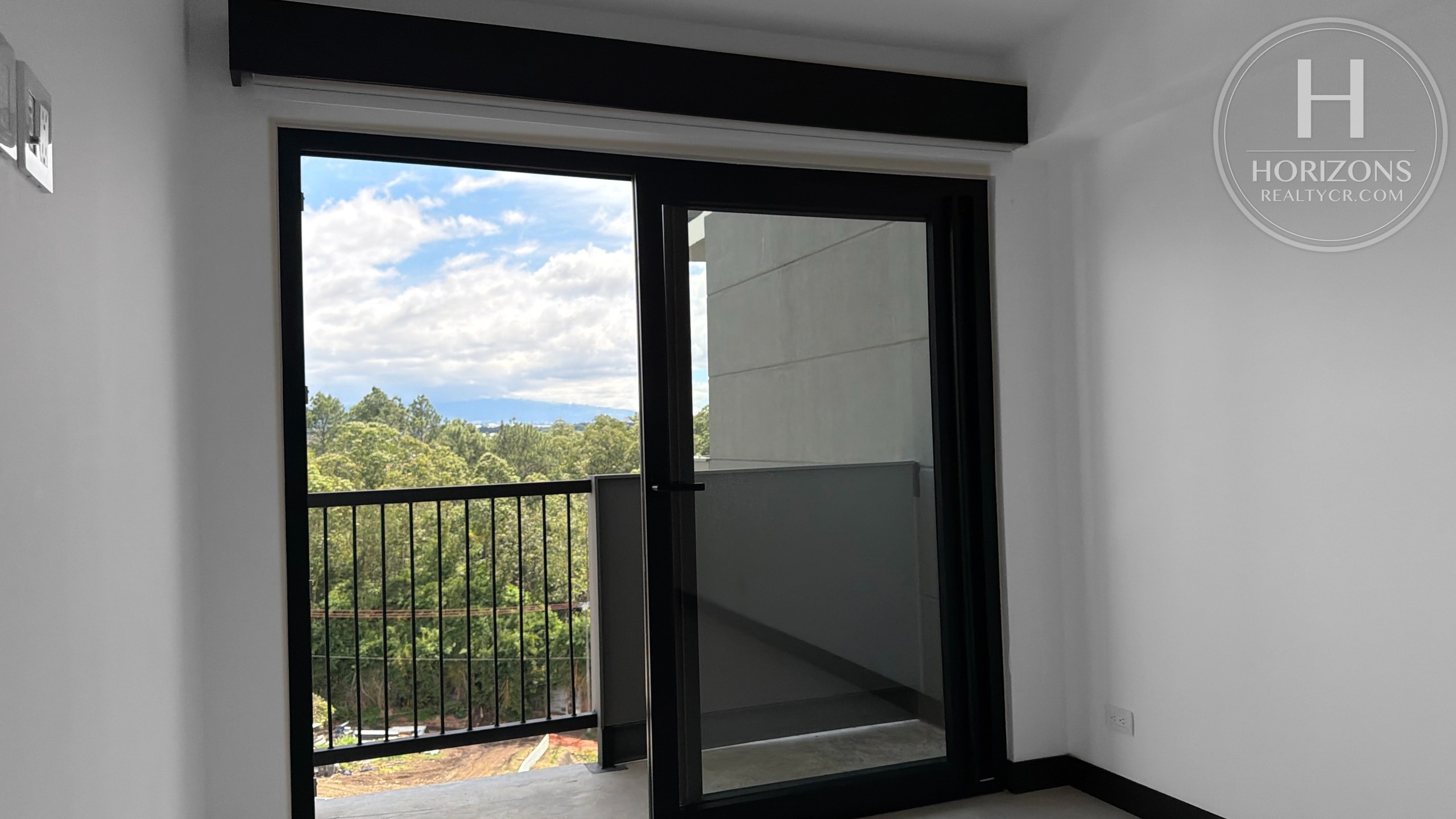 Apartamento en Condominio Khaya Ruta Uno Barreal de Heredia - salida al balcón